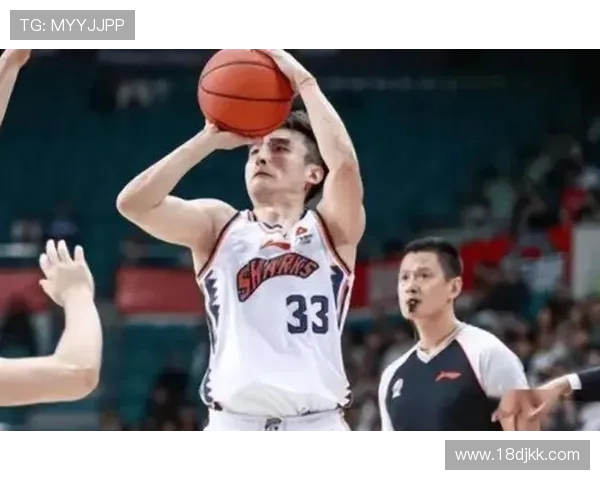 罗汉琛重回深圳男篮新赛季将穿上19号战袍再展雄风 罗汉琛重回深圳男篮新赛季将穿上19号战袍再展雄风